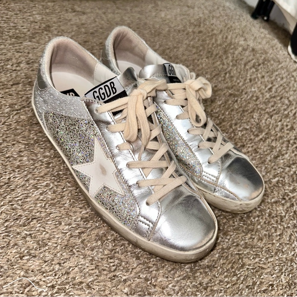 Golden Goose Deluxe Brand Superstars

SIZE 39

Neutral silver sparkly